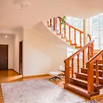 The Orange House, By Op וילה